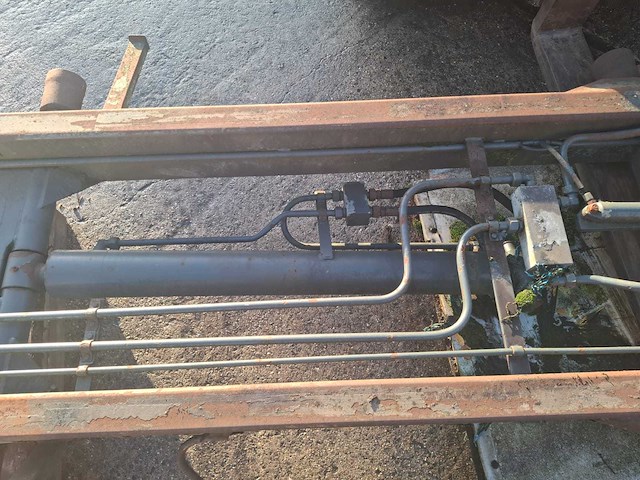 Tandem aschassis met hydraulisch systeem en aangedreven as - afbeelding 8 van  12