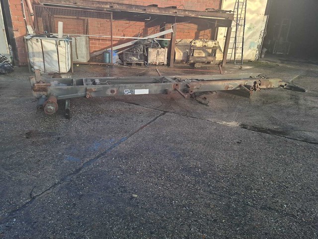 Tandem aschassis met hydraulisch systeem en aangedreven as - afbeelding 10 van  12