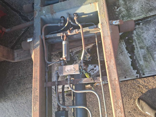 Tandem aschassis met hydraulisch systeem en aangedreven as - afbeelding 12 van  12