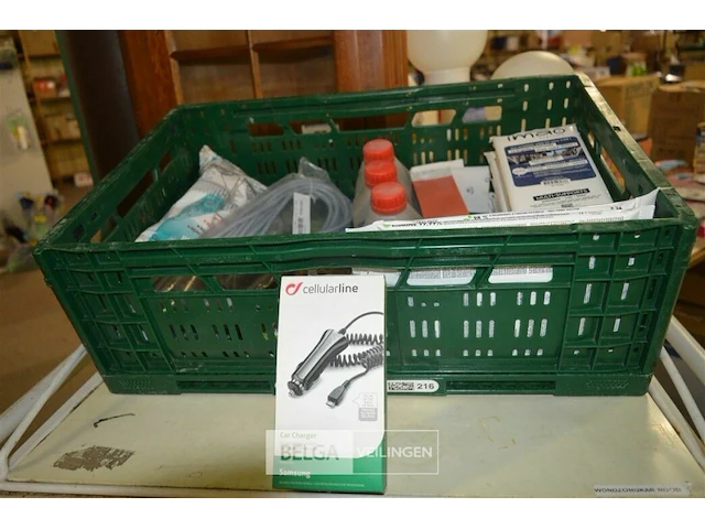 Tapijt reiniger, ±18 imao doekjes, carcharger samsung, 3x comma stream , kattengras - afbeelding 1 van  7