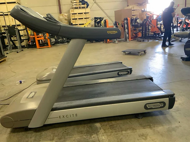 Technogym - classic run - 700 led - treadmill - afbeelding 1 van  5