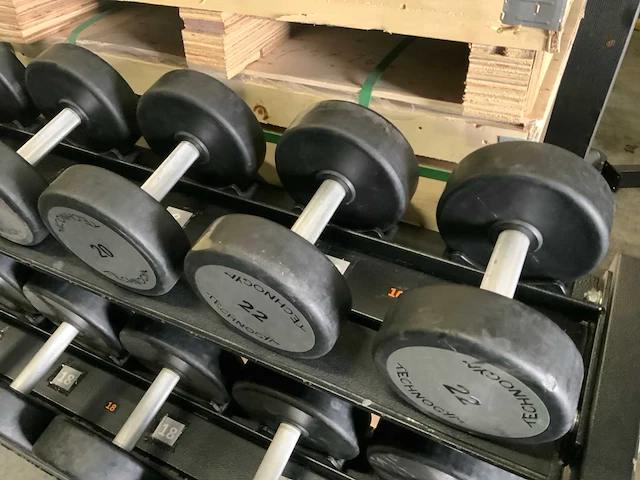 Technogym - dumbbells met pure rek - 14;16;18;20;22;24;26;28;30;32kg - power station - afbeelding 4 van  9