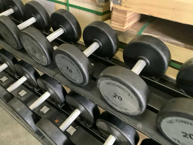 Technogym - dumbbells met pure rek - 14;16;18;20;22;24;26;28;30;32kg - power station - afbeelding 5 van  9