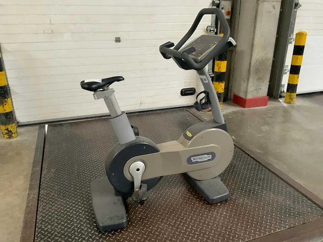 Technogym - excite 500 led - uprightbike - home trainer - afbeelding 1 van  5