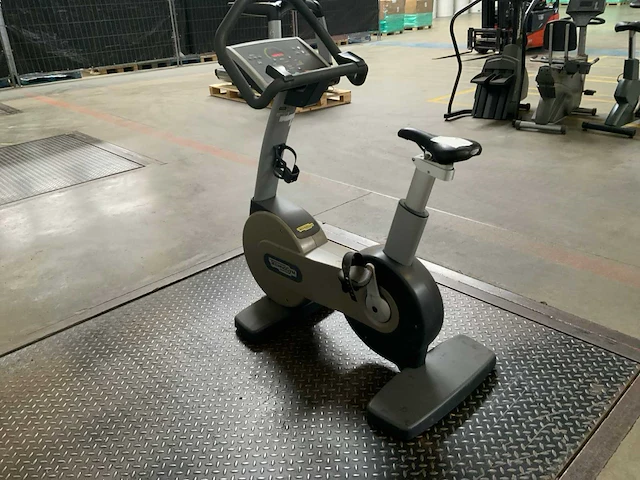 Technogym - excite 500 led - uprightbike - home trainer - afbeelding 5 van  5