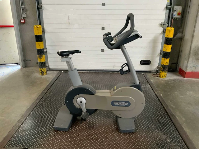Technogym - excite 500 led - uprightbike - home trainer - afbeelding 1 van  7