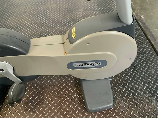 Technogym - excite 500 led - uprightbike - home trainer - afbeelding 2 van  7