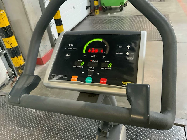 Technogym - excite 500 led - uprightbike - home trainer - afbeelding 4 van  7