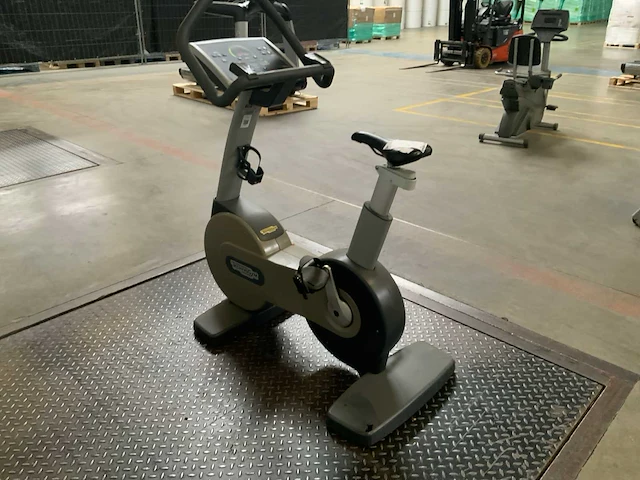 Technogym - excite 500 led - uprightbike - home trainer - afbeelding 5 van  7
