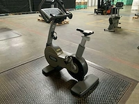 Technogym - excite 500 led - uprightbike - home trainer - afbeelding 5 van  7