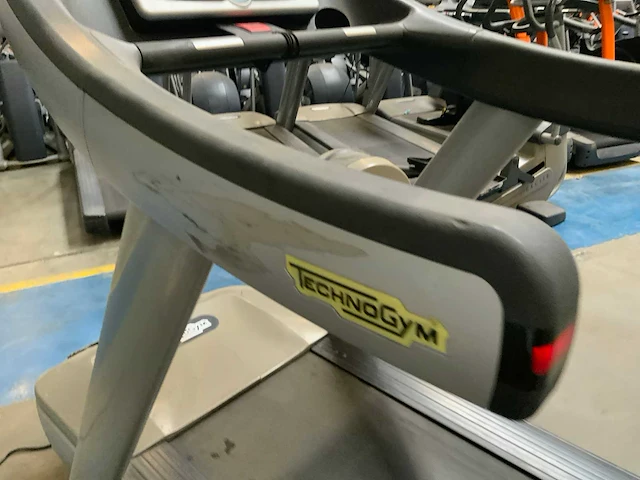 Technogym - excite run now - 500 led - treadmill - afbeelding 6 van  6