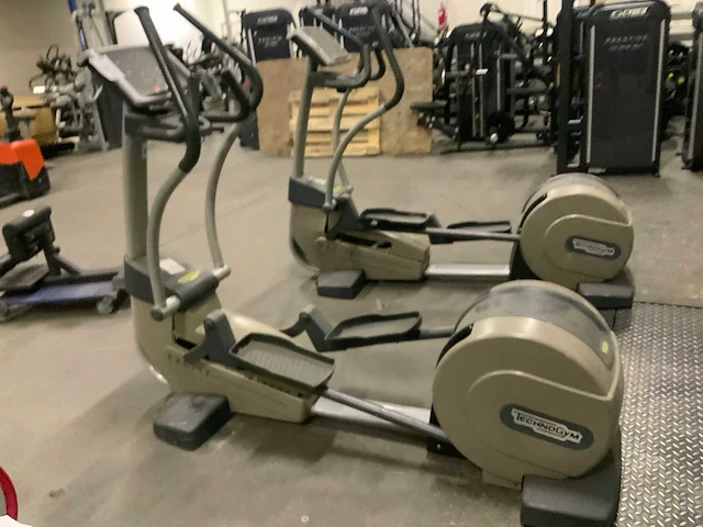 Technogym - excite synchro - 500 led - crosstrainer - afbeelding 1 van  6