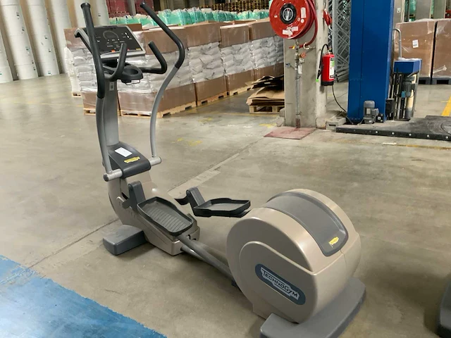Technogym - excite synchro - 500 led - crosstrainer - afbeelding 1 van  6
