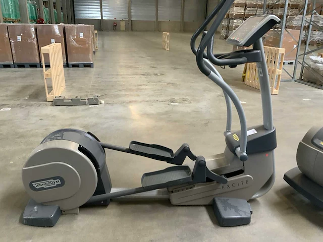 Technogym - excite synchro - 500 led - crosstrainer - afbeelding 1 van  6