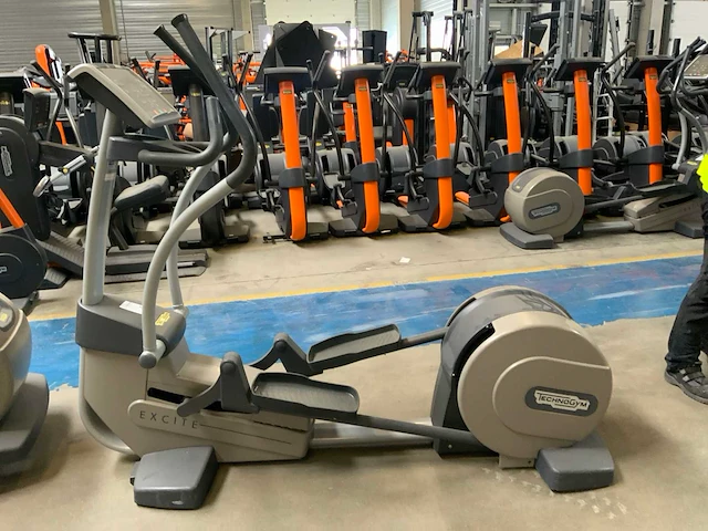 Technogym - excite synchro - 500 led - crosstrainer - afbeelding 2 van  6