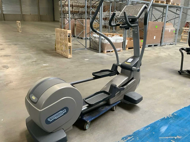 Technogym - excite synchro - 500 led - crosstrainer - afbeelding 1 van  6