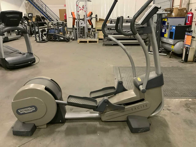 Technogym - excite synchro - 500 led - crosstrainer - afbeelding 1 van  7