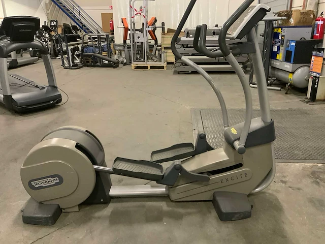 Technogym - excite synchro - 500 led - crosstrainer - afbeelding 2 van  7