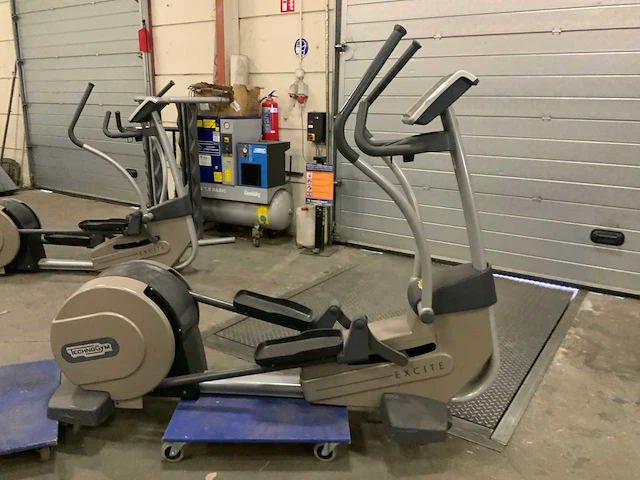 Technogym - excite synchro - 500led - crosstrainer - afbeelding 1 van  6