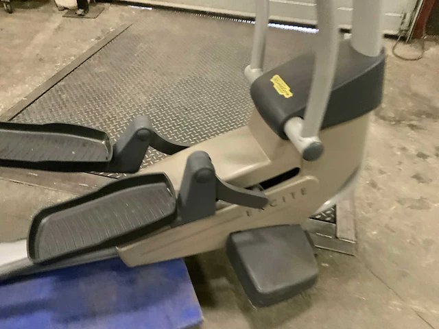 Technogym - excite synchro - 500led - crosstrainer - afbeelding 2 van  6