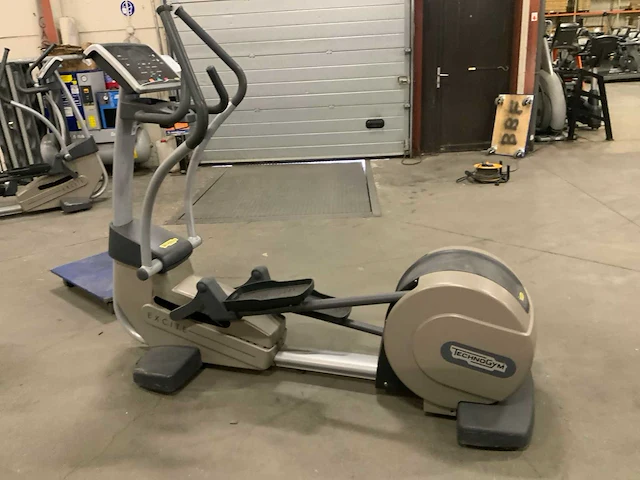 Technogym - excite synchro - 500led - crosstrainer - afbeelding 1 van  6