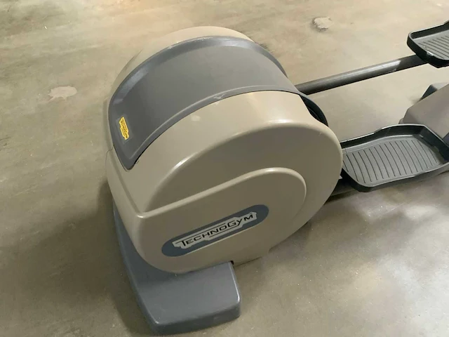 Technogym - excite synchro - 700 led - crosstrainer - afbeelding 2 van  6