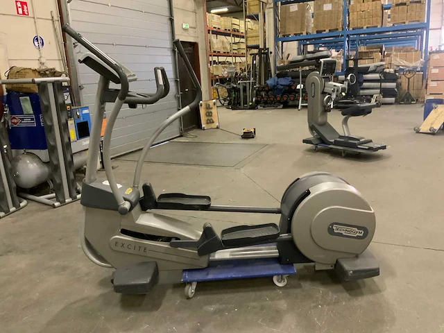 Technogym - excite synchro - 700 led - crosstrainer - afbeelding 1 van  5