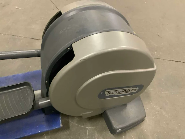 Technogym - excite synchro - 700 led - crosstrainer - afbeelding 2 van  5