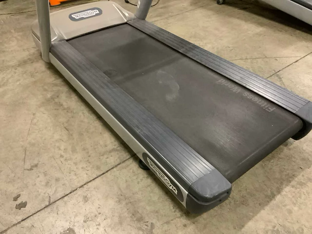 Technogym - jog now - 500 led - treadmill - afbeelding 4 van  5
