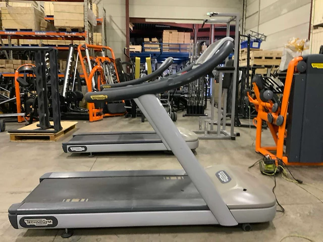 Technogym - jog now - 500 led - treadmill - afbeelding 1 van  5