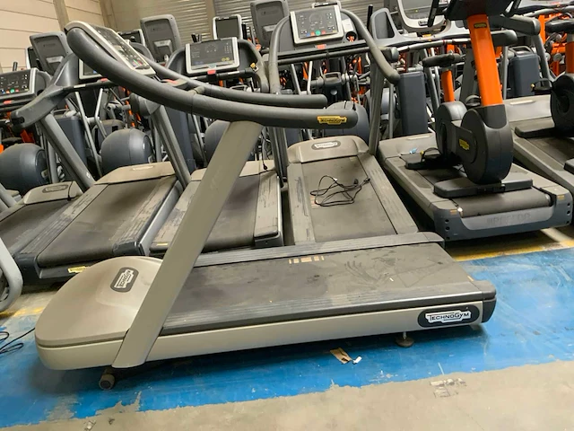 Technogym - jog now - 500led - treadmill - afbeelding 1 van  4