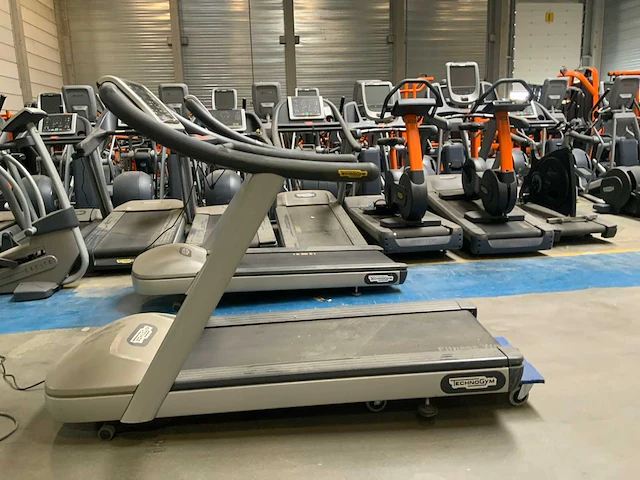 Technogym - jog now - 500led - treadmill - afbeelding 1 van  5