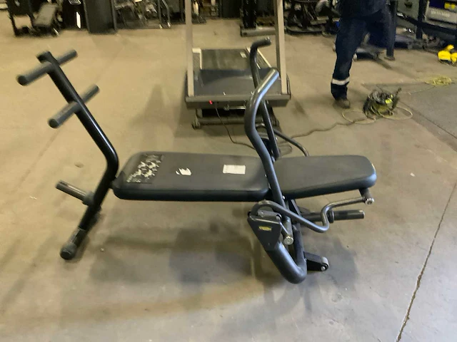 Technogym abdominal crunch bench krachtstation - afbeelding 1 van  5