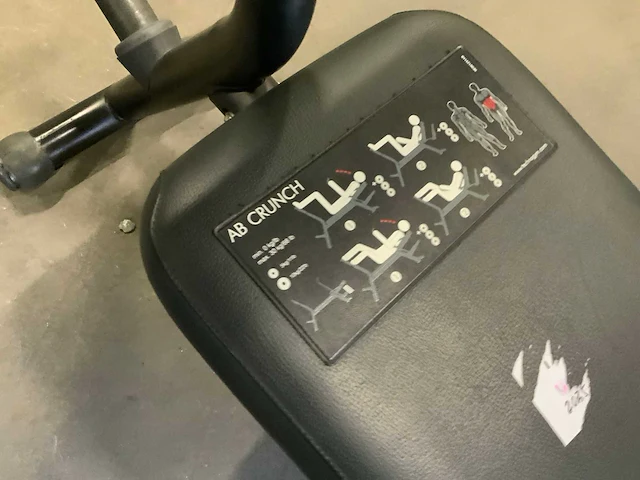 Technogym abdominal crunch bench krachtstation - afbeelding 2 van  5