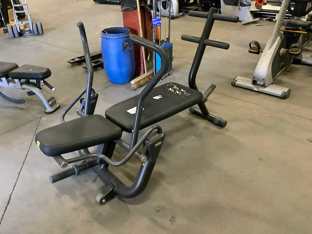Technogym abdominal crunch bench krachtstation - afbeelding 4 van  5