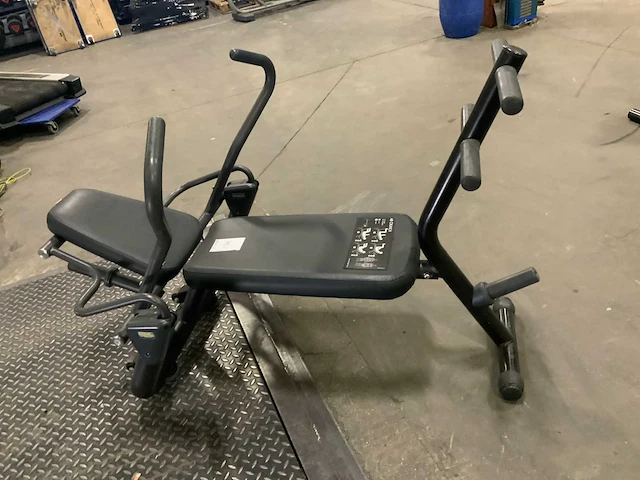 Technogym abdominal crunch bench krachtstation - afbeelding 4 van  6