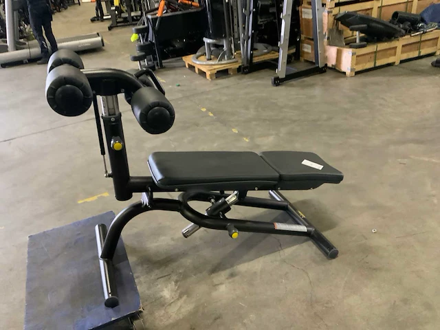 Technogym abdominal crunch bench krachtstation - afbeelding 1 van  5