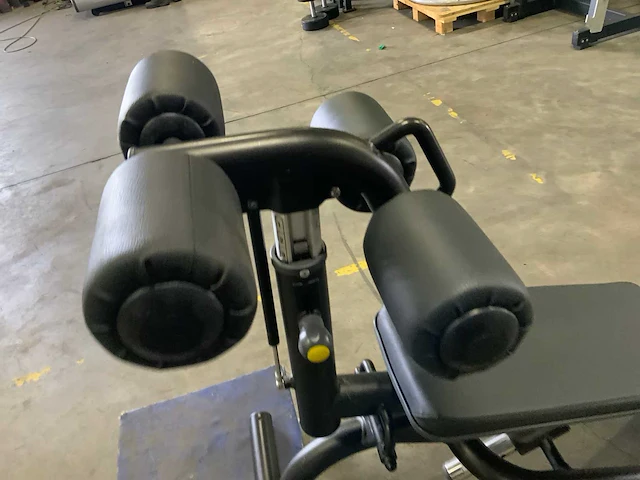 Technogym abdominal crunch bench krachtstation - afbeelding 2 van  5