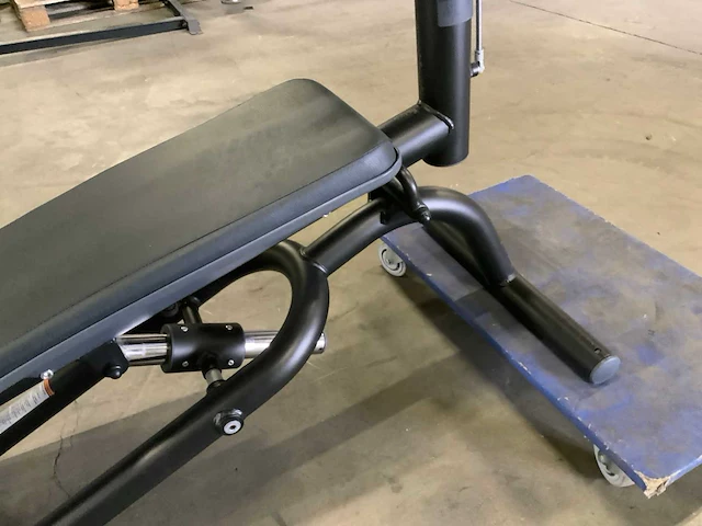 Technogym abdominal crunch bench krachtstation - afbeelding 5 van  5