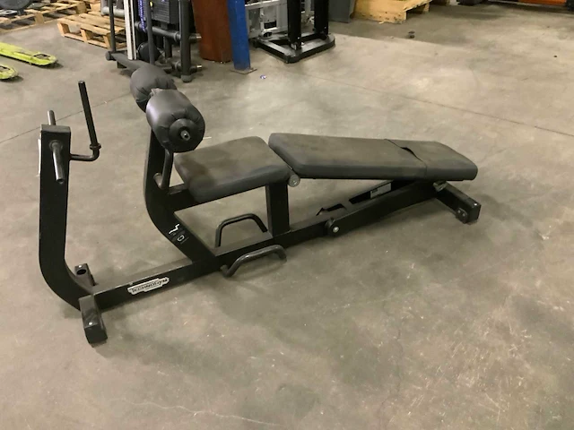 Technogym abdominal crunch bench krachtstation - afbeelding 1 van  4