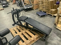 Technogym abdominal crunch bench krachtstation - afbeelding 2 van  4
