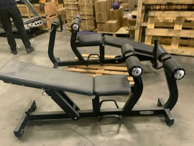 Technogym abdominal crunch bench krachtstation - afbeelding 2 van  5