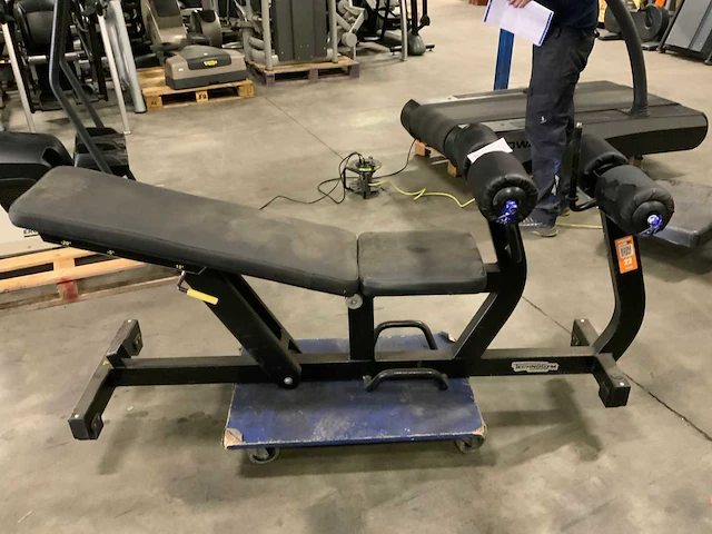 Technogym abdominal crunch bench krachtstation - afbeelding 1 van  4