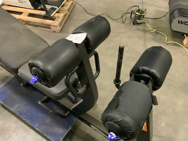 Technogym abdominal crunch bench krachtstation - afbeelding 2 van  4