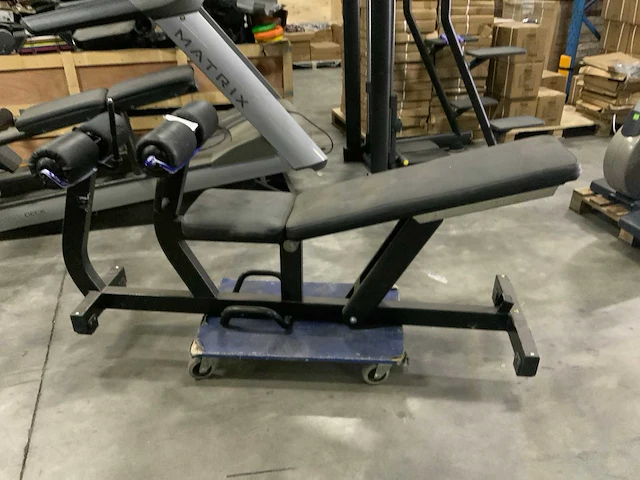 Technogym abdominal crunch bench krachtstation - afbeelding 3 van  4