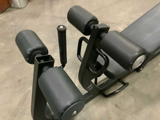 Technogym abdominal crunch bench pure krachtstation - afbeelding 3 van  4