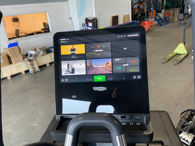 Technogym artis vario unity 3.0 live crosstrainer - afbeelding 5 van  7