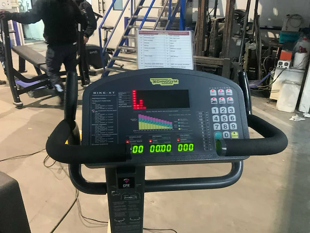 Technogym bike xt uprightbike home trainer - afbeelding 4 van  5