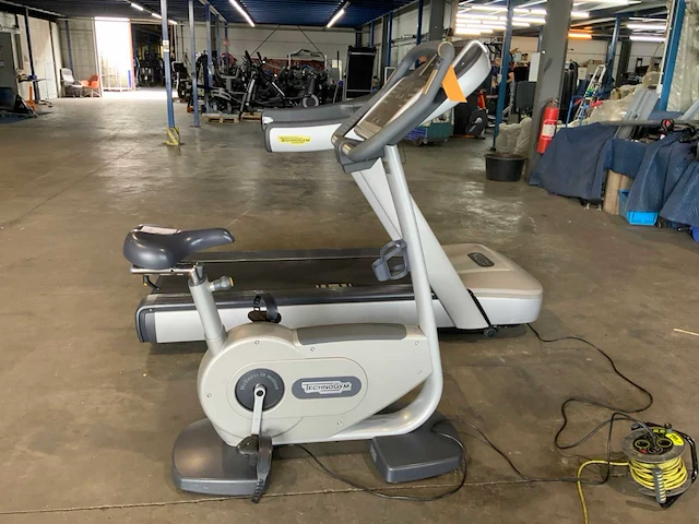 Technogym classic bike 70- led home trainer - afbeelding 3 van  7