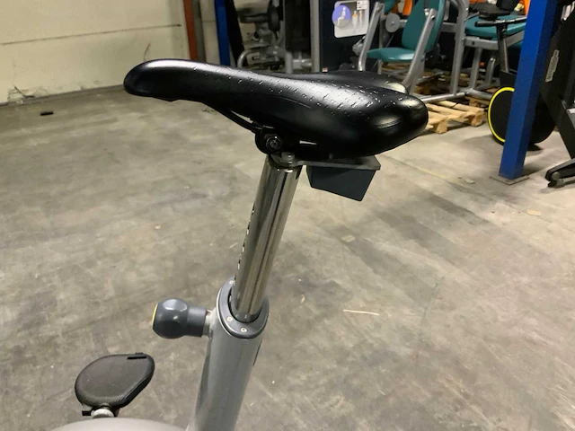 Technogym classic bike 700 led recumbent bike home trainer - afbeelding 4 van  7
